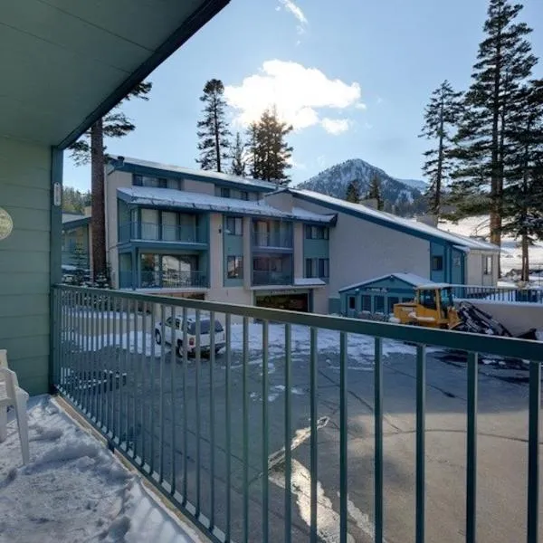 St Anton Street View Ski-In & Out 1-Bedroom Condo, hotel in Mammoth Lakes