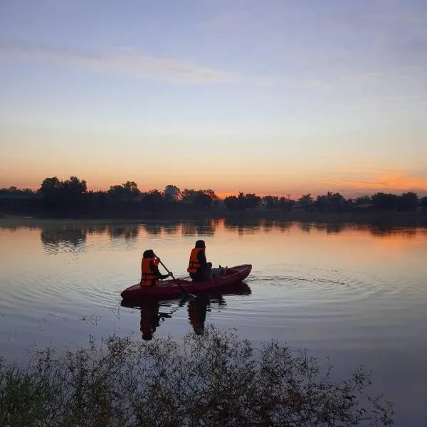 ทุ่งดินดำ Farm Stay, hotel en Kamphaeng Saen