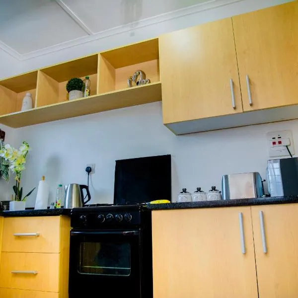 The Sanctuary - Modern 2Bed Maisonette in Secure Foxdale Estate Solar Wi-Fi Garden, hotel in Lusaka