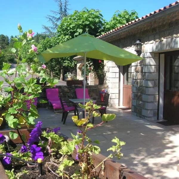Aux Vieux Arceaux, hotel v destinácii Mercuer