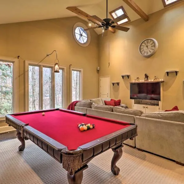 Cozy Conyers Cabin with Fireplace and Pool Table!, hotel v destinaci Conyers