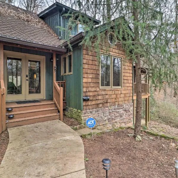Cozy Conyers Cabin with Fireplace and Pool Table!, hotel in Conyers