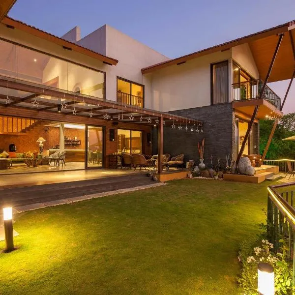 Soul Tree Villa 50 Super Luxury Villa with heated plunge pool and jacuzzi, hotel a Lavasa