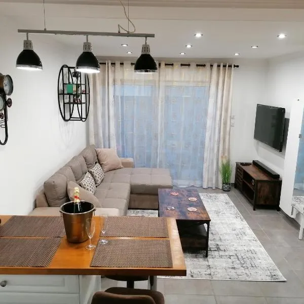 Charmant appartement T2 dans villa avec en supplément spa extérieur de mai à septembre โรงแรมในLaveyron