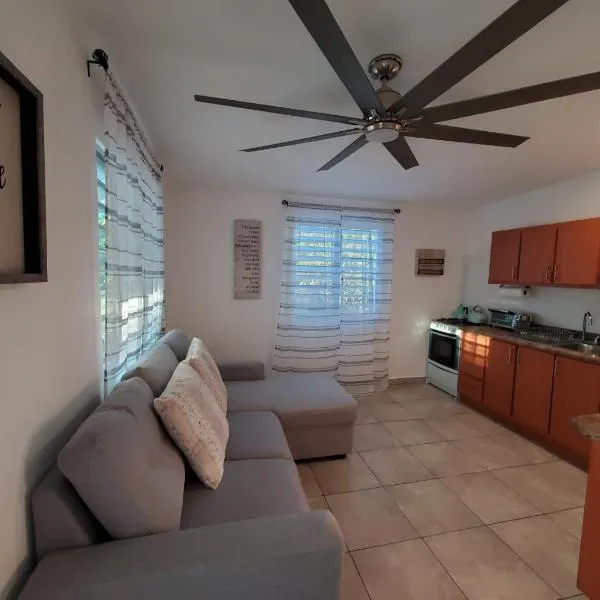 Aguadilla Sunrise apt with AC WIFI 8 minute walk from Crashboat beach, מלון באגוואדייה