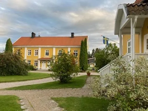 Central vindslägenhet med gratis parkering, hotel v destinaci Lindesberg