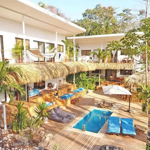 La Sana Surf Hotel, New management, Few mn drive to the beach、サンタ・テレサのホテル