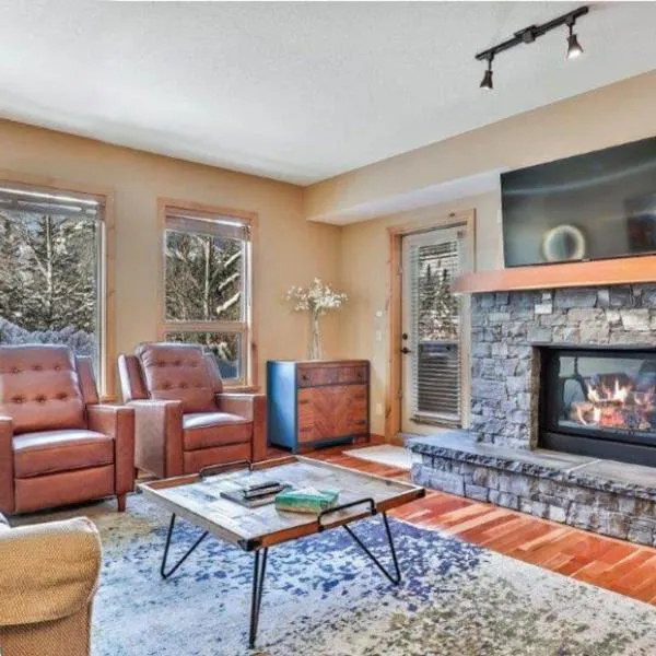 Luxurious Rundle Cliffs Lodge in Spring Creek, hotel in Canmore