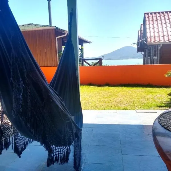 Sossego à 140 m da praia com vista para o mar na Armação da Piedade, hotel v destinaci Governador Celso Ramos