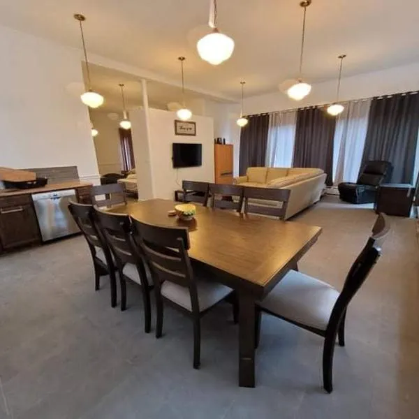 Charming Renovated Brick Home on ATV/Snowmbl trail, hotel in Bingham