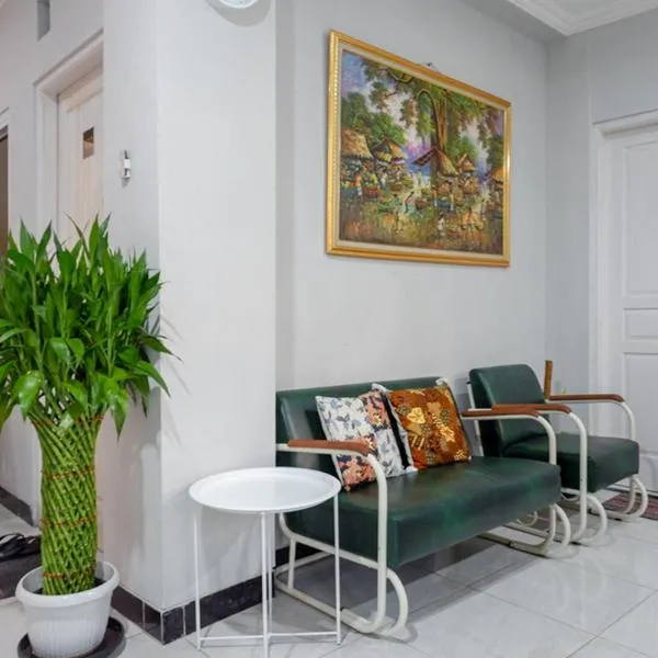 RedDoorz near Jalan Adi Sucipto Solo, hotel v destinaci Solo