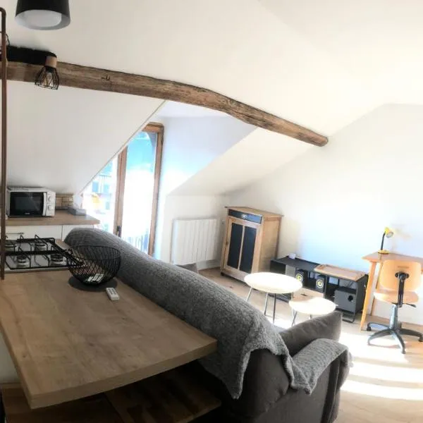 Appartement Cosy 600m Gare - étage 3 - balcon et calme - TV - wifi, hotel in Bernay