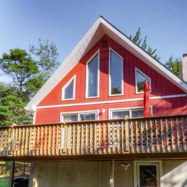 Beautiful Chalet with Hot Tub & Sauna in Poconos, hotel v destinaci Long Pond