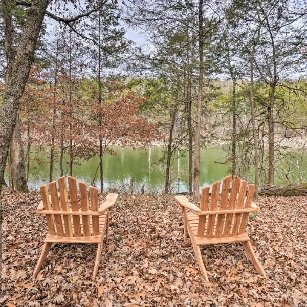 Idyllic Table Rock Lake Cabin with Fire Pit!, hotel in Golden