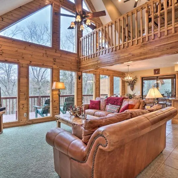 Fire Pit + Views: Family Cabin on Table Rock Lake, Hotel in Golden