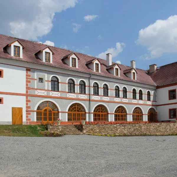 Zámek Libouň, hotel v Louňovicích pod Blaníkem