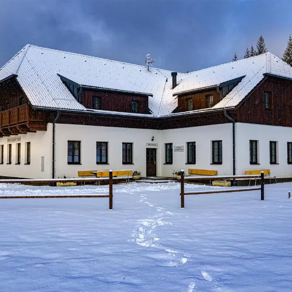 Dvůr Lískový vrch: Strážný şehrinde bir otel