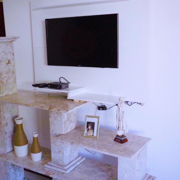 Belíssima Casa com extensa área externa - piscina, sauna, churrasqueira e campo de futebol - com 5 suítes e a 500 metros da Rua das Pedras - Foto 3