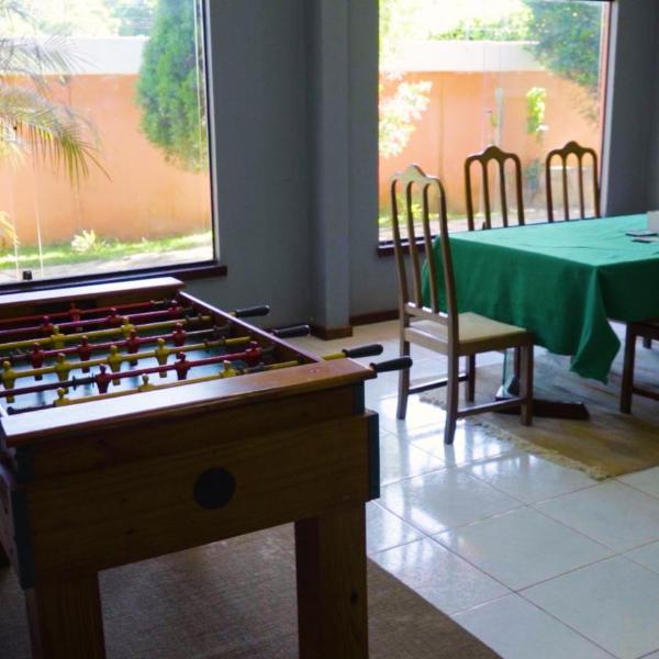 Belíssima Casa com extensa área externa - piscina, sauna, churrasqueira e campo de futebol - com 5 suítes e a 500 metros da Rua das Pedras - Foto 5