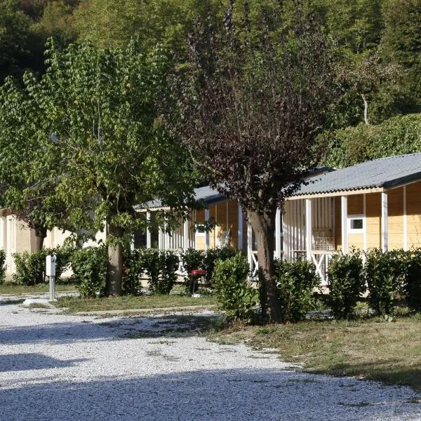 Camping Le Jardin - chalets, bungalows et emplacements nus pour des vacances nature le long de la rivière le Gijou, hotel v destinaci Lacaze