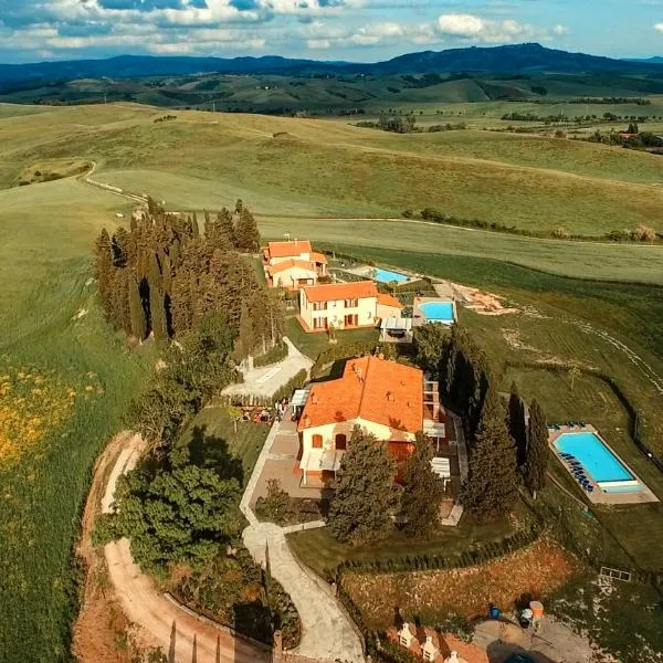 Borgo del Silenzio - Apartments with pool in Lajatico, hotell i Laiatico