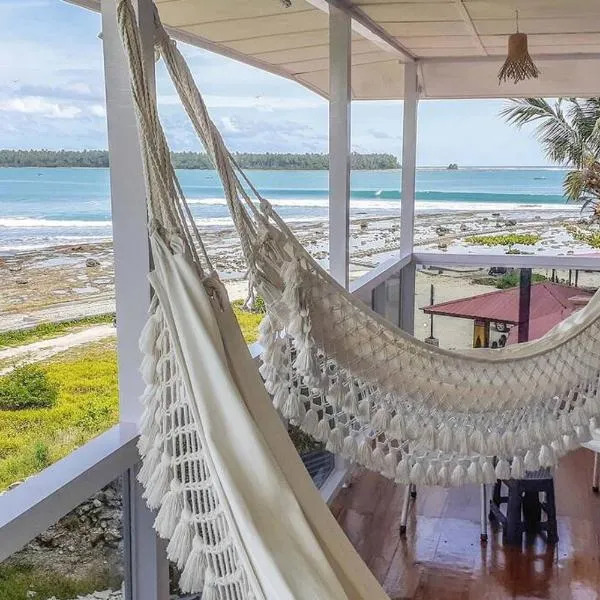 Nias Surf Villa. Beach front. Wave view!, hotel v destinaci Lagudri
