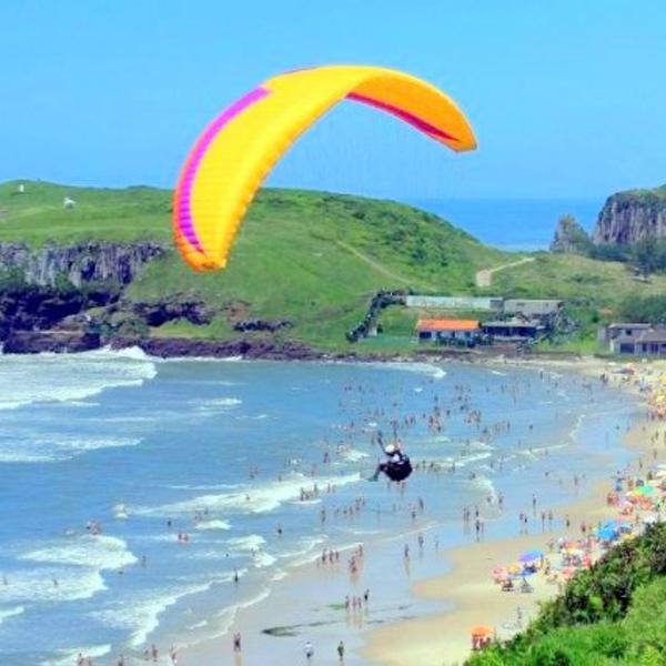 KITNET S1 em TORRES-RS - Na mais bela praia Gaúcha - Cozinha - Banheiro - Ar condicionado - TV e Wi-Fi - Estacionamento - Anfitriã Superhost no BnB - Foto 5