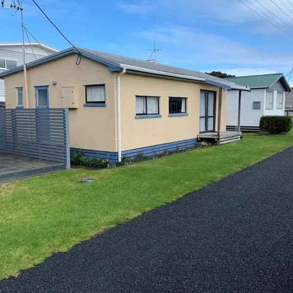 Urenui Beach Bach, hotel di Urenui