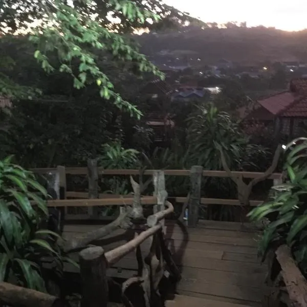 Family house & trekking, hotel in Banlung