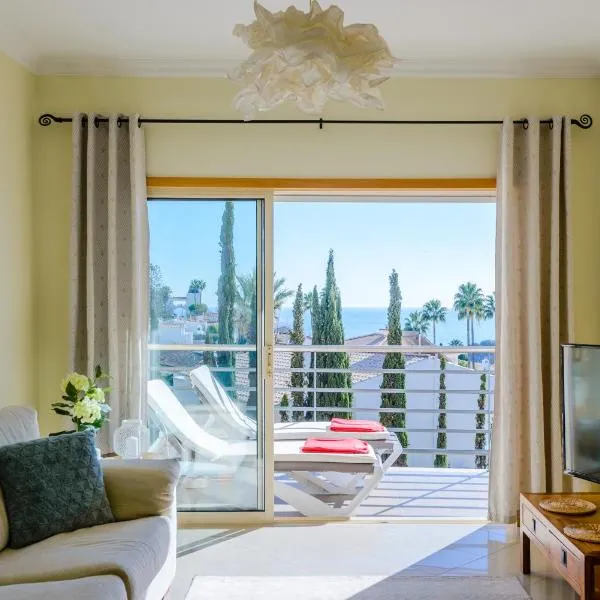 BnB Homes Ocean view Apartment with Lovely Terrace, 2 Swimming pools & Tennis court, hotel i Albufeira