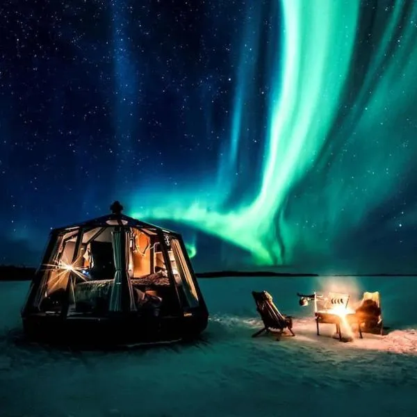 Northern Lights Glass Igloo Getaway For Couples, hotel in Oikarainen