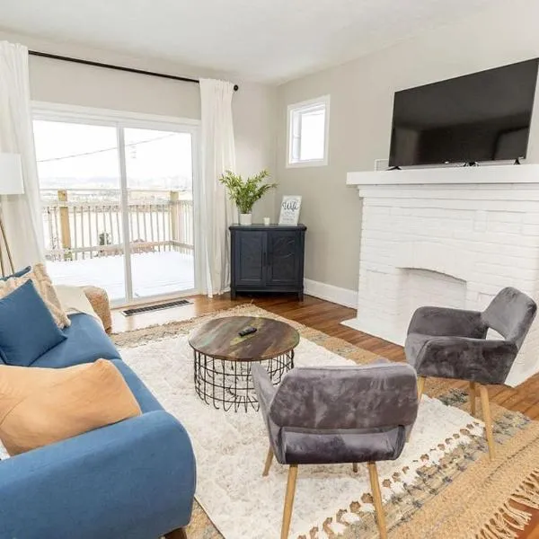 Cozy Riverfront Bungalow with Stunning Views, hotel a Covington