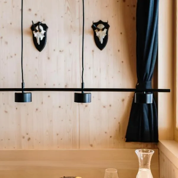 Apartment Klausbrücke mit Stellplatz & Infrarot Sauna, hotelli kohteessa Mellau