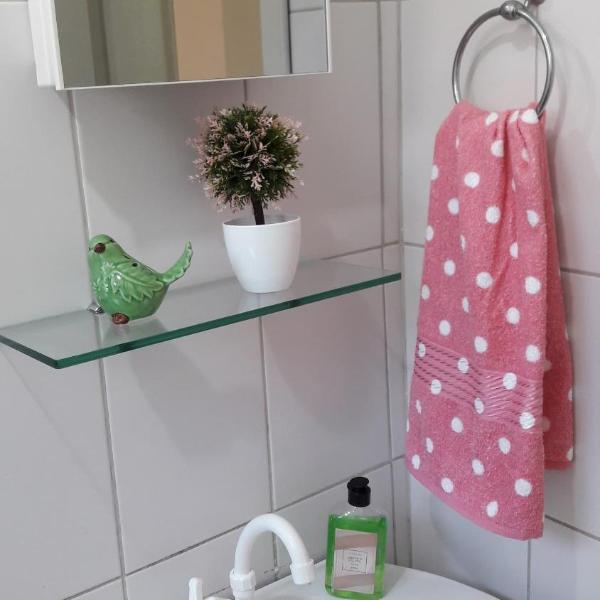 Apartamento TOP CLIMATIZADO em CRICIÚMA-SC - ótimo CUSTO-BENEFÍCIO - Cozinha completa - Cama Box - WiFI - Smart TV - Apps YouTube - NetFlix - Prime Vídeo - Garagem coberta - Portaria Digital 24h - Lugar sossegado e arborizado - Acomoda até 5 pessoas - Foto 3