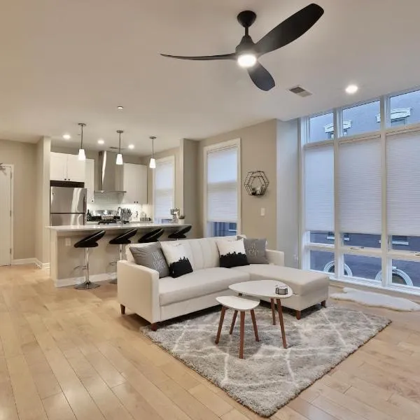 *New* XquisiteMidCenturyM0d~ Condo *OTR* w/Parking, hotel in Cincinnati