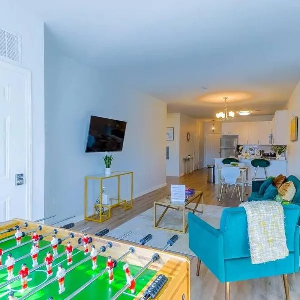 *King Bed Ideal For Long Stays w/ Foosball Table!*, hótel í Carteret