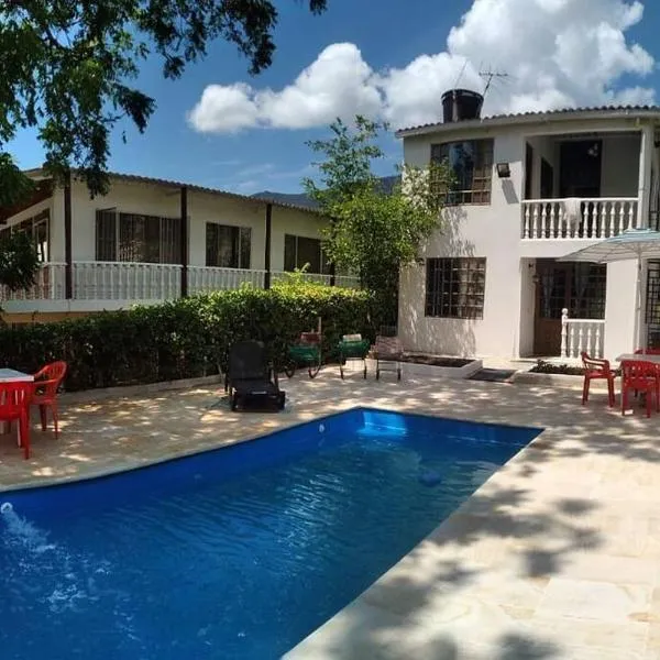 CASA FAMILIAR Y DE DESCANSO VILLA LORENZA - APULO CUND., hotel en Apulo