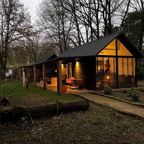 Cosy Tiny Lodges - vakantiepark Kempenbos, hotel v destinaci Diessen