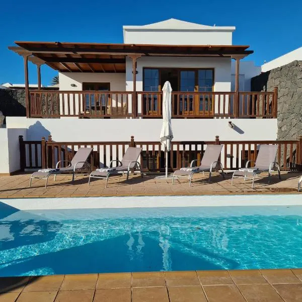 Luxury 4-Bedroom Villa With Heated Pool + Sea View, hotel Playa Blancában