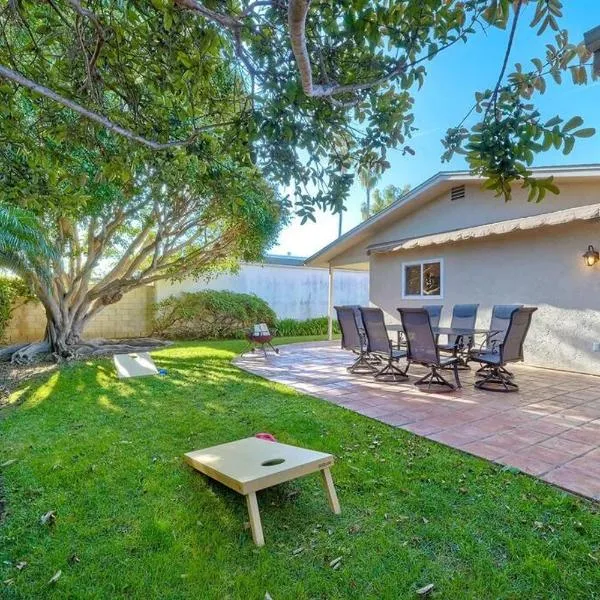 Great Group Retreat! Hacienda Decor, Spacious Floor Plan, Private Backyard, hotel in Carlsbad