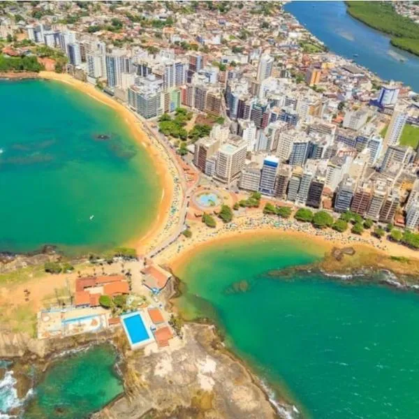 Casa Super Agradável, 250 metros da praia da Areia Preta, cinco quartos com ar, wifi, garagem, completa，位于瓜拉派瑞的酒店