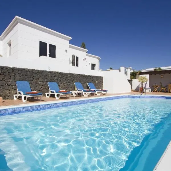 Casa Mcelroy, hotel Tíasban