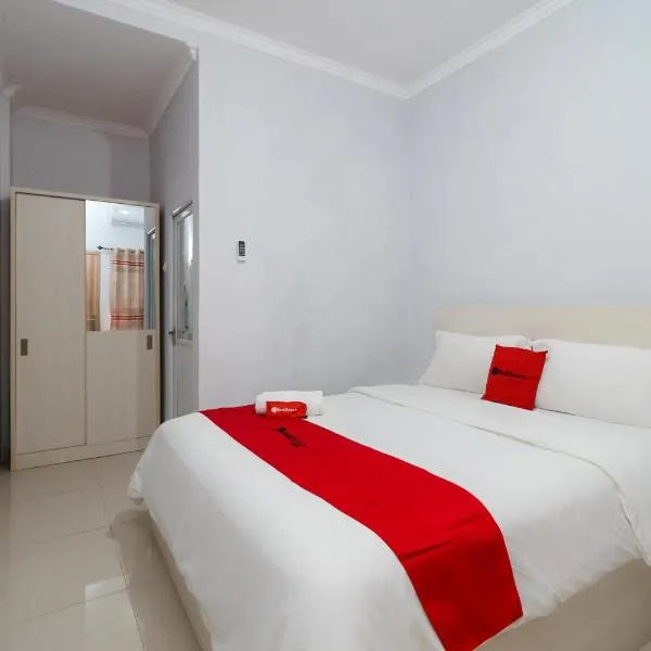 RedDoorz Plus near Simpang Tiga Tritayasa Cilegon, hotel in Toyamarta