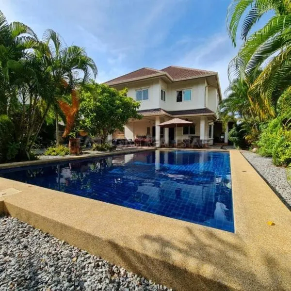 Captivating 3-Bed Villa in Muang Pattaya, hotel v destinaci Nong Prue