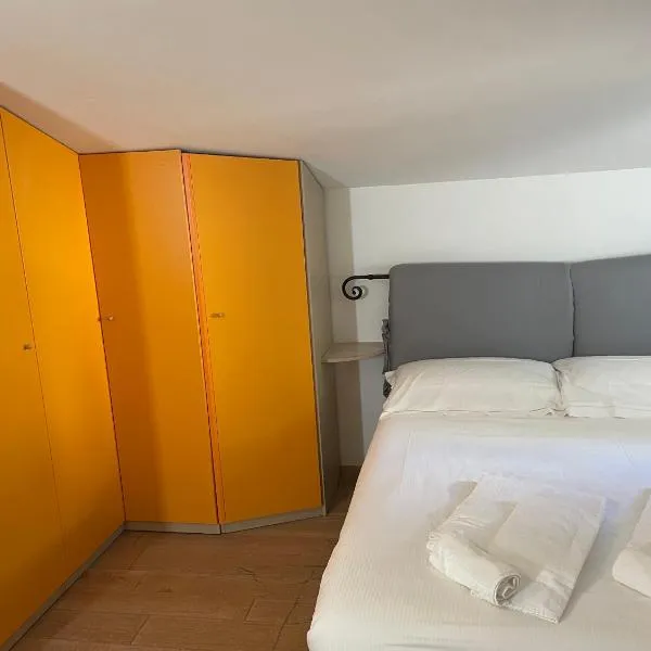 Confortevole camera matrimoniale con terrazza condivisa a 500 mt dal mare, hotel in Marina di Carrara