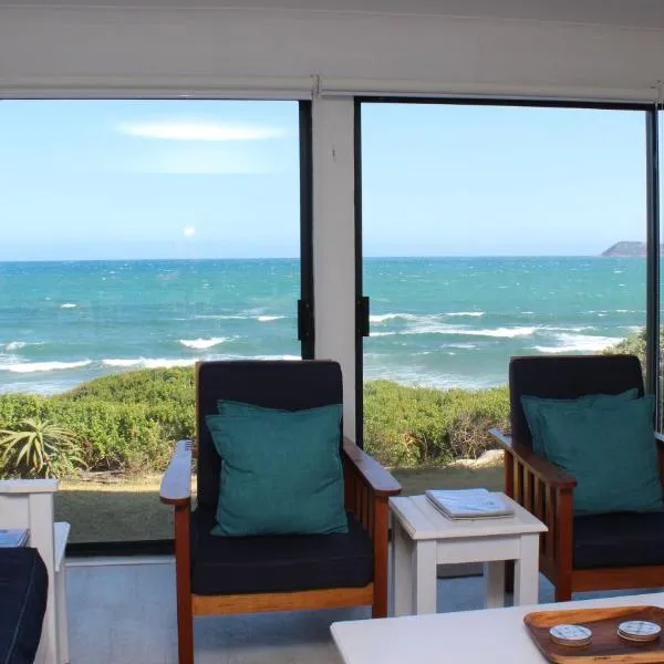 Baby Whale Bliss - Beachfront House, hotel v destinaci Witsand