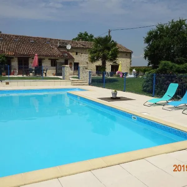 Chatenet self catering stone House for 2 South West France, hotel in Sauzé-Vaussais
