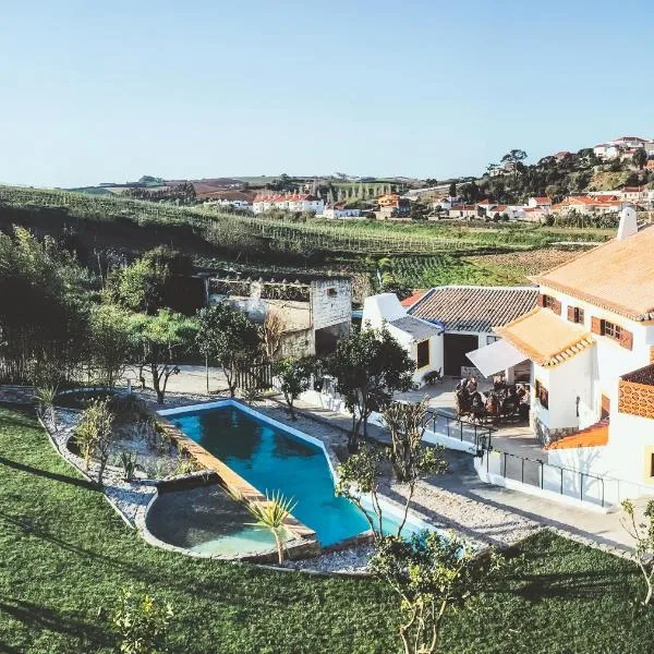 The Far End Surf House - Surf & Yoga Holidays, hotel di Lourinhã
