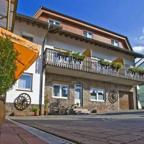 Hotel Zur Krone, hotelli kohteessa Ronneburg