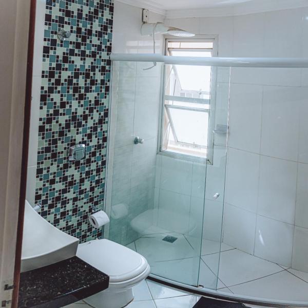 Apartamento reformado na melhor localização a 100 metros da praia,comodidade inclui ,garagem,internet,elevadores duas cadeiras de praia ,cooler,roupas de cama e banho - Foto 3